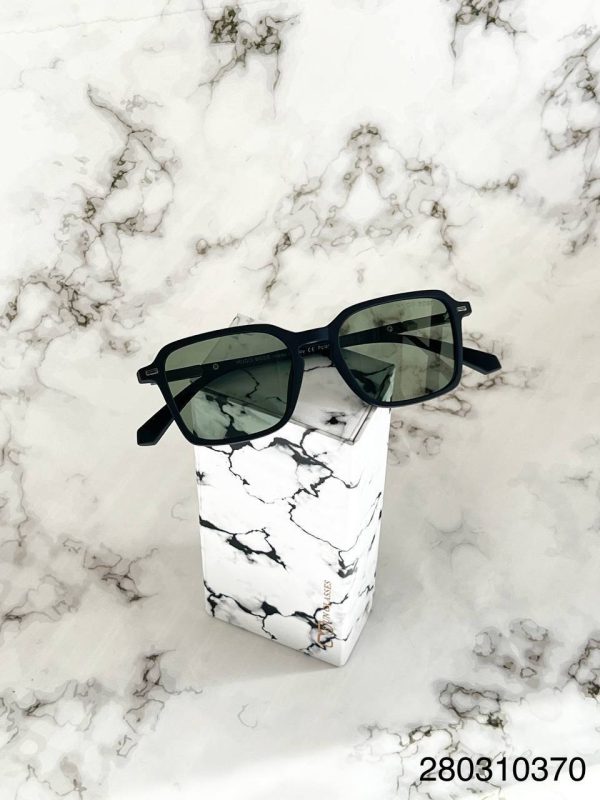عینک اسپرت برند hugo boss استاندارد UV400 فرم کائوچو همراه کاور و دستمال