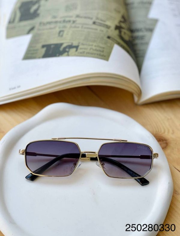 عینک اسپرت دارای استاندارد UV400 فرم فلزی همراه کاور و دستمال