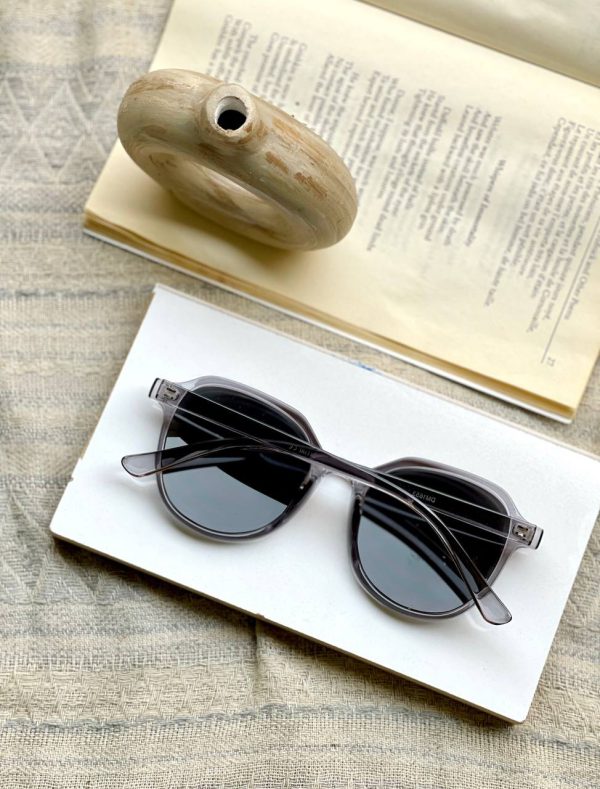 عینک اسپرت فرم کائوچو دارای استاندارد UV400 همراه کاور و دستمال