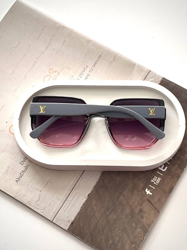 عینک زنانه برند LV فرم کائوچو دارای استاندارد UV400 همراه کاور و دستمال