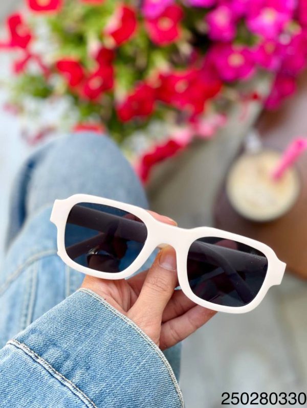 عینک زنانه فرم کائوچو استاندارد UV400 همراه کاور و دستمال دارای