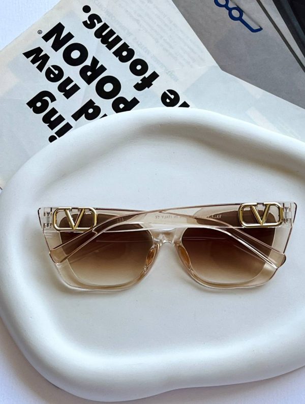 عینک زنانه فرم کائوچو دارای استاندارد UV400 همراه کاور و دستمال