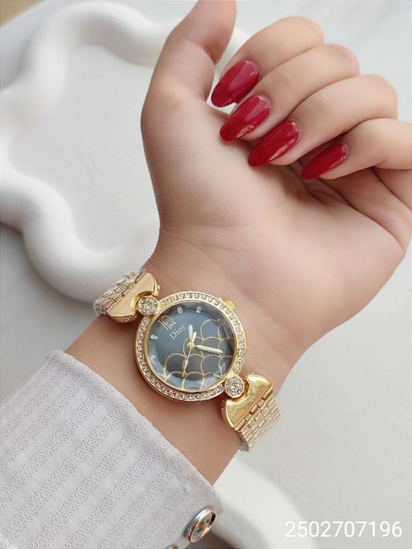 ساعت زنانه Dior طلایی نگین دار رنگ ثابت کیفیت عالی