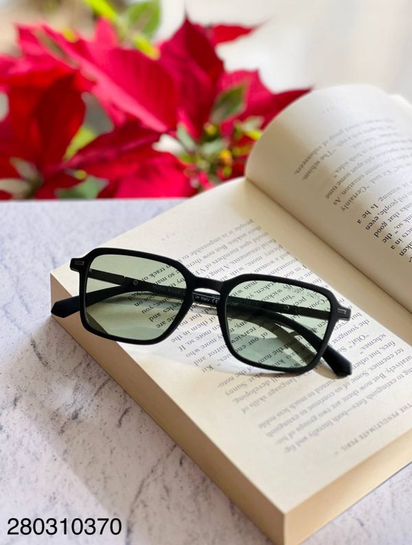 عینک اسپرت برند hugo boss دارای استاندارد UV400 فرم کائوچوی همراه کاور و دستمال