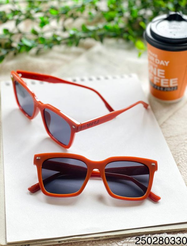 عینک اسپرت دارای استاندارد UV400 فرم کائوچو همراه کاور و دستمال