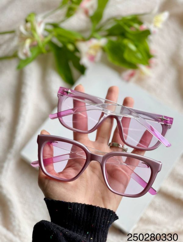 عینک زنانه دارای استاندارد UV400 فرم کائوچوی همراه کاور و دستمال