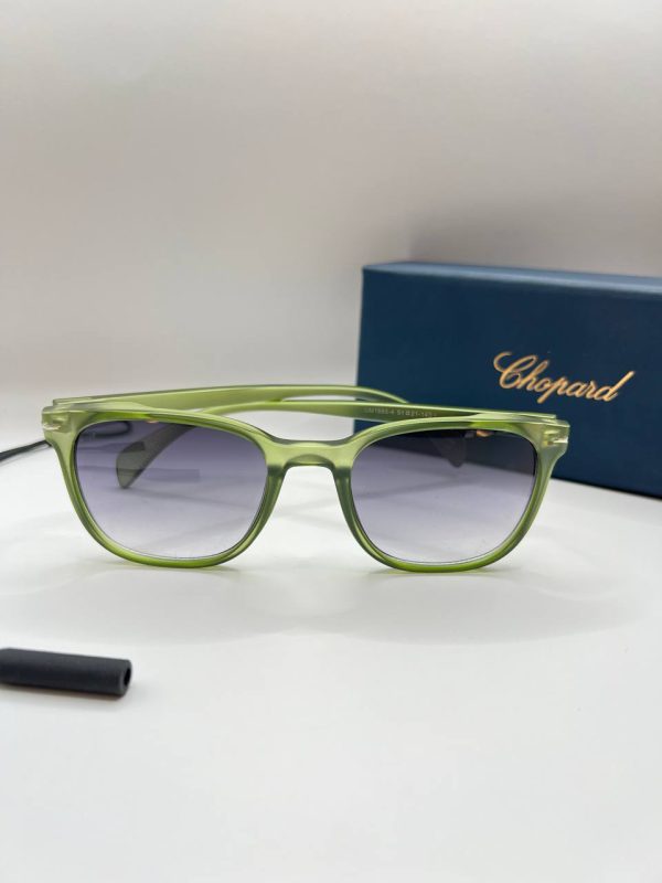 عینک اسپرت دارای استاندارد UV400 و فرم کائوچو به همراه کاور و دستمال