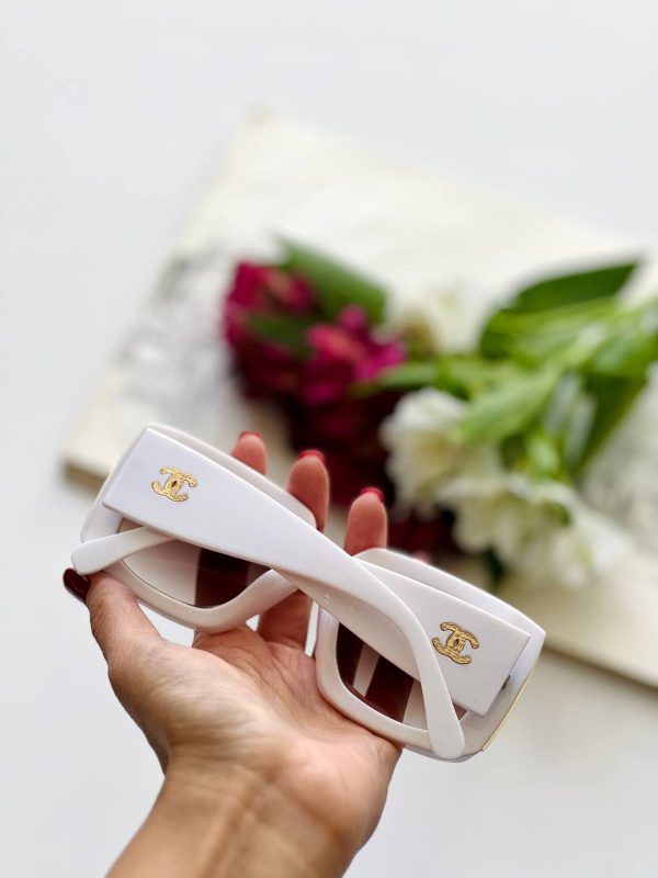 عینک زنانه برند Chanel دارای استاندارد UV400 و فرم کائوچو به همراه کاور و دستمال