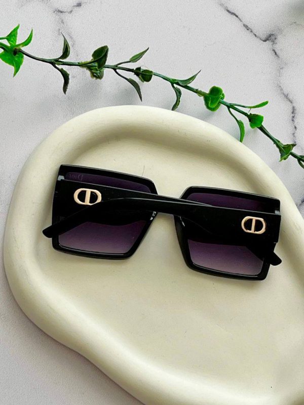عینک زنانه برند Dior دارای استاندارد UV400 دارای فرم کائوچو به همراه کاور و دستمال کیفیت عالی