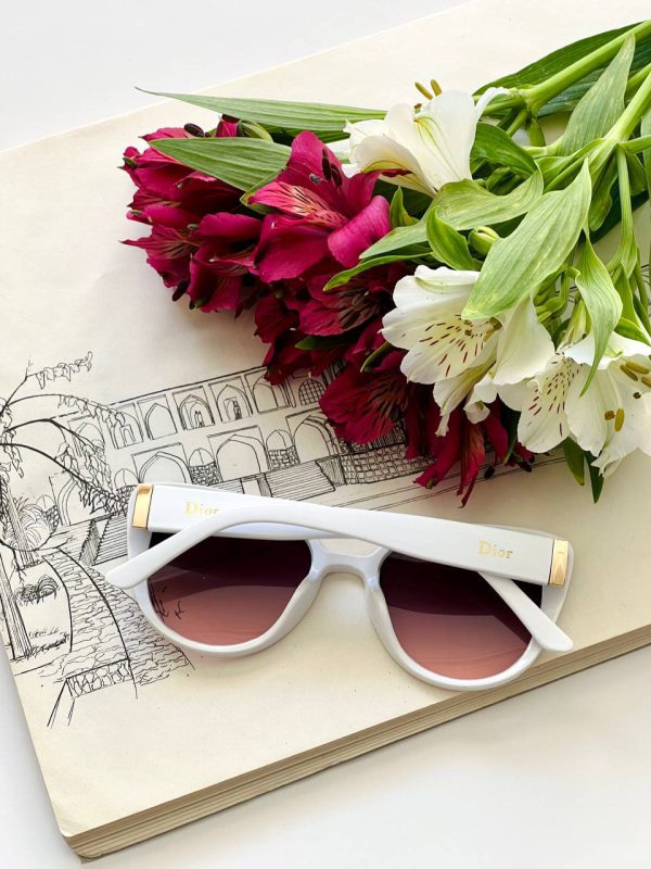 عینک زنانه برند Dior دارای استاندارد UV400 و فرم کائوچو به همراه کاور و دستمال
