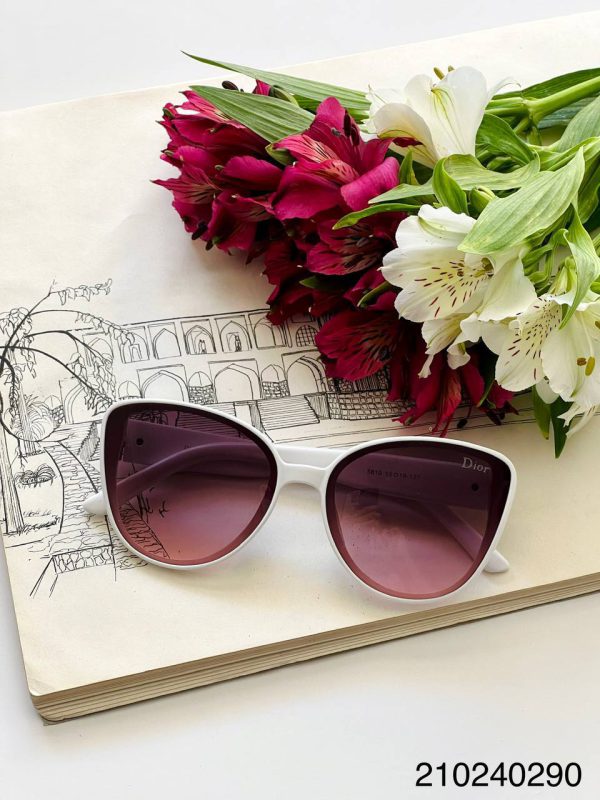 عینک زنانه برند Dior دارای استاندارد UV400 و فرم کائوچو به همراه کاور و دستمال