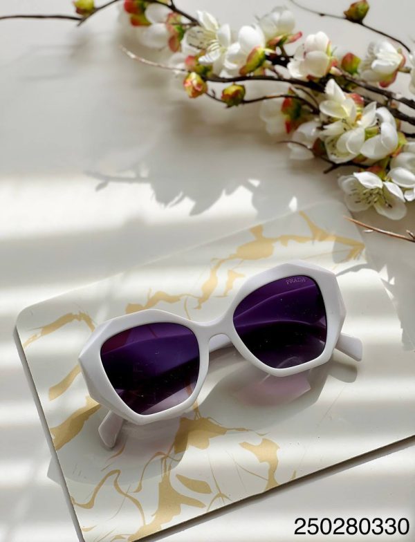 عینک زنانه برند پرادا دارای استاندارد UV400 دارای فرم کائوچو به همراه کاور و دستمال کیفیت عالی