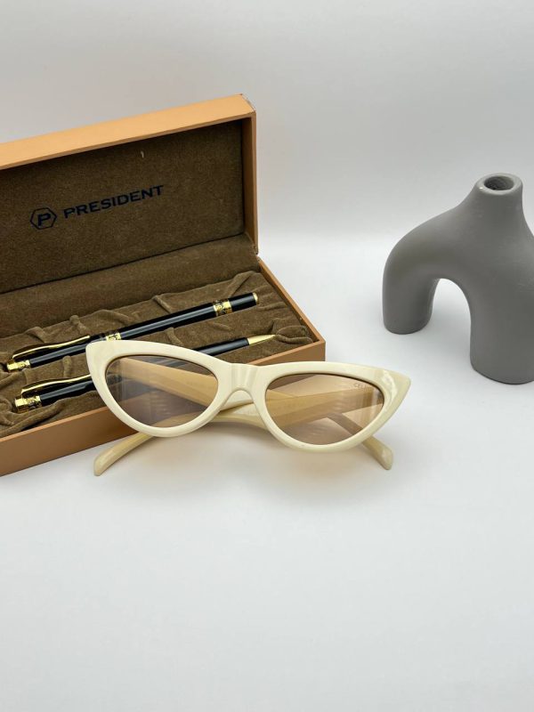 عینک زنانه جدید دارای استاندارد UV400 و فرم کائوچو به همراه کاور و دستمال