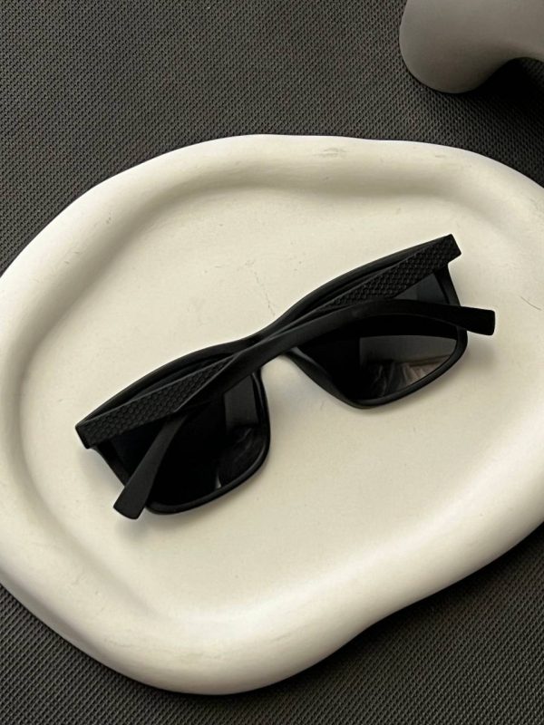 عینک اسپرت دارای استاندارد UV400 دارای فرم کائوچو به همراه کاور و دستمال کیفیت عالی