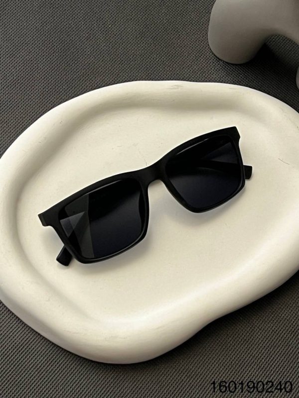 عینک اسپرت دارای استاندارد UV400 دارای فرم کائوچو به همراه کاور و دستمال کیفیت عالی