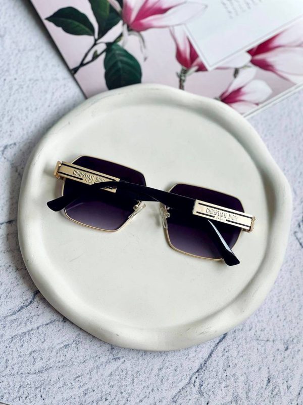 عینک اسپرت دارای استاندارد UV400n و فرم کائوچو به همراه کاورر و دستمال