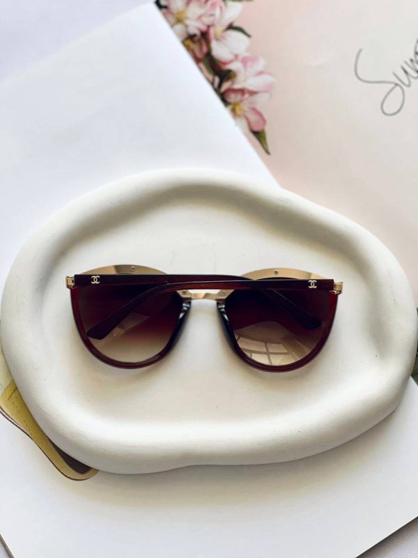 عینک زنانه برند گوچی دارای استاندارد UV400 و فرم کائوچو به همراه کاور و دستمال