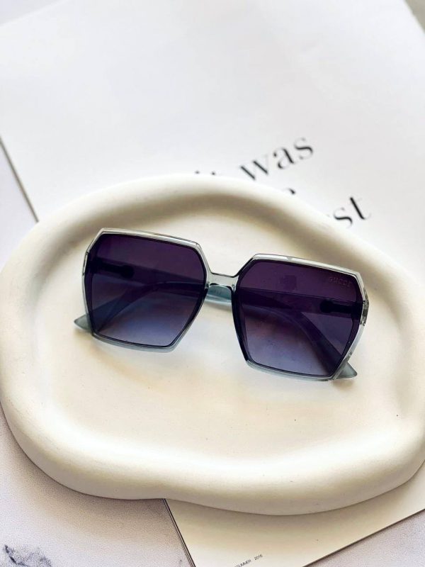 عینک زنانه برند گوچی دارای استاندارد UV400 و فرم کائوچو به همراه کاور و دستمال