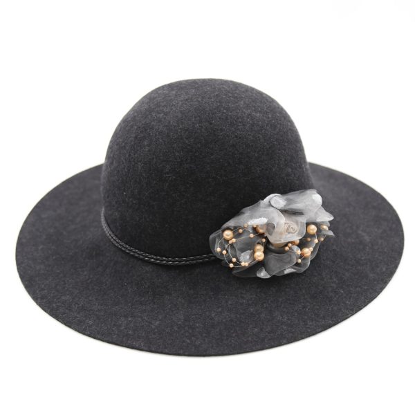 کلاه دخترانه لبه دار رنگ ذغالی کلاسیک نمدی فلاپی باند چرمی بغل گل
