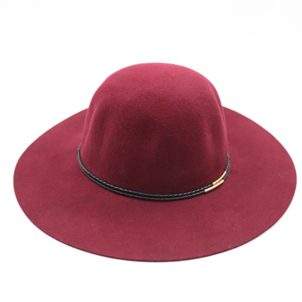 کلاه دخترانه لبه دار رنگ زرشکی کلاسیک نمدی فلاپی لبه بلند بند چرمی قیطونی فلزدار