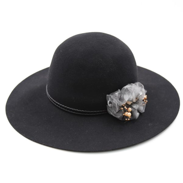 کلاه دخترانه لبه دار رنگ مشکی کلاسیک نمدی فلاپی باند چرمی بغل گل