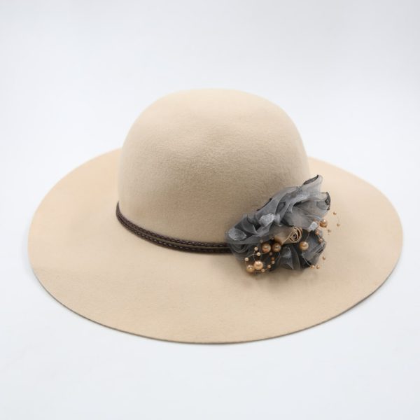 کلاه دخترانه لبه دار رنگ کرم کلاسیک نمدی فلاپی باند چرمی بغل گل