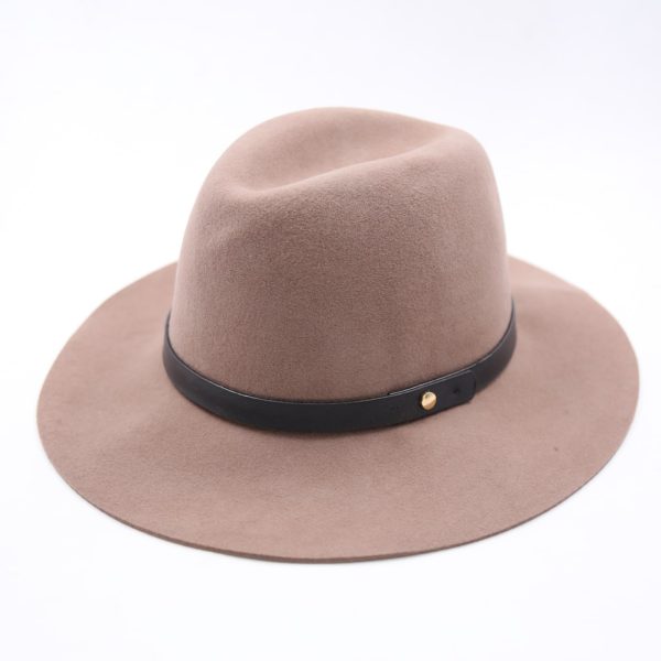کلاه لبه دار دخترانه کلاسیک رنگ خاکی نمدی فدورا لبه بلند باند چرمی دکمه فلزی