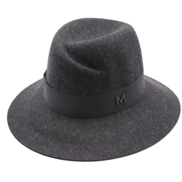 کلاه لبه دار دخترانه کلاسیک رنگ ذغالی طرح M نمدی فدورا رزاستایل