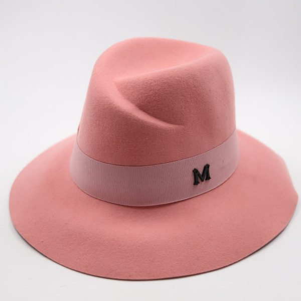 کلاه لبه دار دخترانه کلاسیک رنگ صورتی طرح M نمدی فدورا رزاستایل