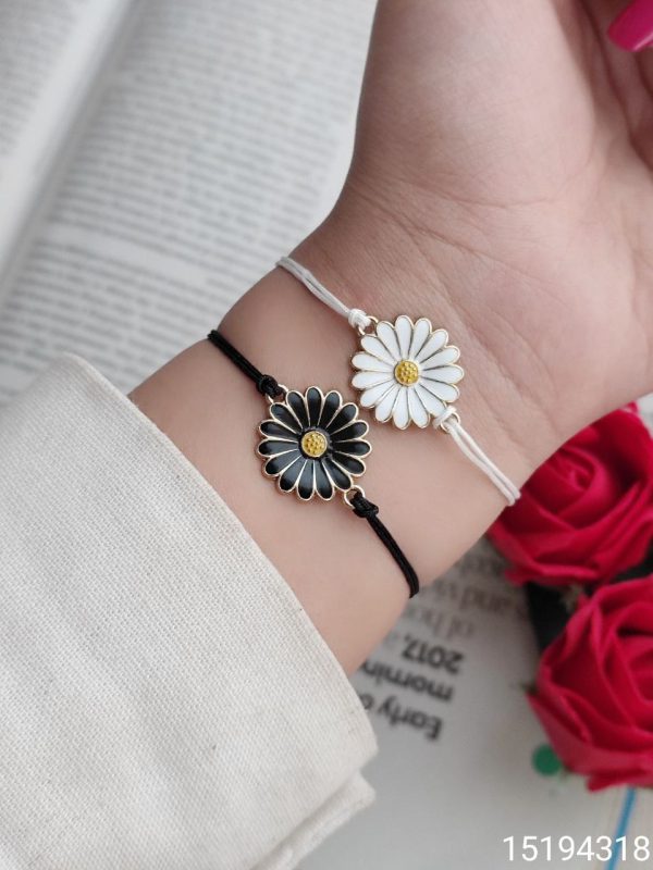 دستبند نخی دخترانه طرح گل بابونه دارای رنگ بندی